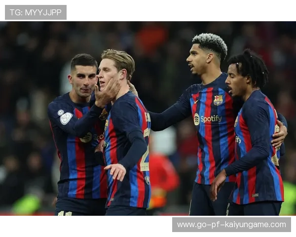 巴萨中场三人组节奏契合，德容的推进极具力量感